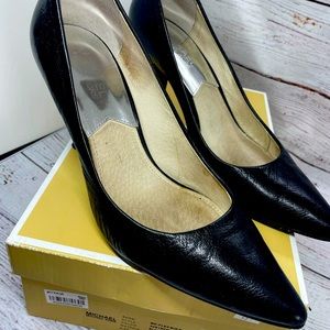 Michael by Michael Kors flex mid-pump in black leather size 7.5m
